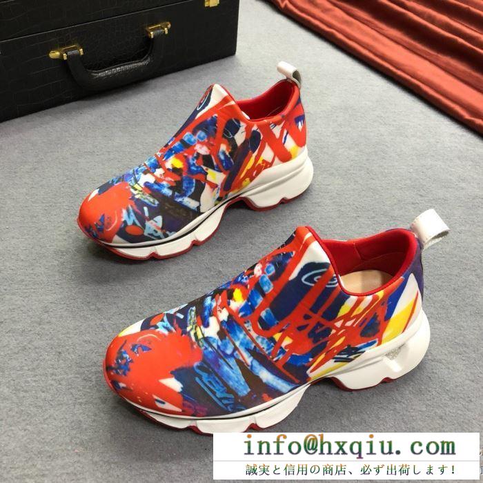 大人フェミニンスタイル ランニングシューズ 地味になりがちなコーデを一新 クリスチャンルブタン Christian Louboutin