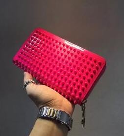 クリスチャンルブタン ジッパー開閉　長財布　ピンク　レザー財布