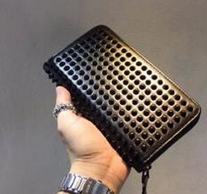 高級感を演出するクリスチャンルブタン　 Panettone スタッズ　収納できる長財布