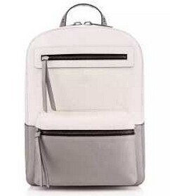 大容量なポケット  Christian Louboutinクリスチャンルブタン リュック　レデイース.