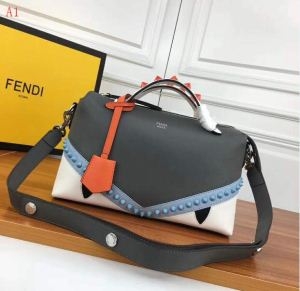 爆買い大得価防寒 FENDI フェンディ秋冬季新作品  ショルダーバッグ 2色可選 冬のコーデを品よく華やかに演出