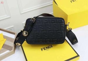 FENDI フェンディ 人気の商品 4色可選  冬季超人気アイテム ショルダーバッグ 格安大特価