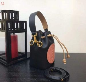 2018一番最高人気 絶対欲しい新作 FENDI フェンディ ショルダーバッグ 2色可選 数量限定先行入荷