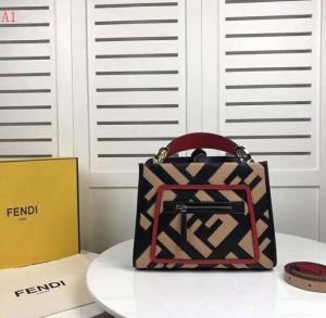 4色可選 魅力たっぷり逸品 FENDI フェンディ ストリートの王道！  トートバッグ 日本未入荷