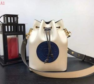 FENDI フェンディ 超人気新作登場 2色可選 超人気新作登場  ショルダーバッグ 2018SS新作登場