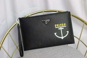 秋冬の定番アイテム プラダ PRADA 100%新品保証 クラッチバッグ  大人のファッション