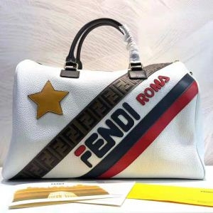 冬のコーデを品よく華やかに演出  フェンディ FENDI 2018年NEWモデル ハンドバッグ 相性の良い