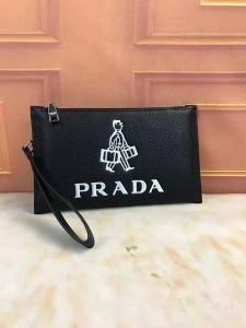 2018一番最高人気 プラダおしゃれな人気 PRADA ポーチ絶対欲しい新作