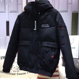 超人気でめちゃかわいい MONCLER モンクレール ダウンジャケット ロゴが印象的 人気急上昇