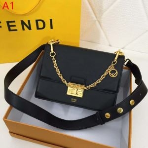 好評率高い人気定番　FENDI ショルダーバッグスーパーコピー　エレガントな印象をくれる  フェンディコピーバッグ　カジュアルなスタイル
