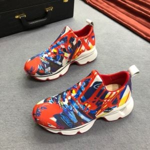大人フェミニンスタイル  ランニングシューズ 地味になりがちなコーデを一新 クリスチャンルブタン Christian Louboutin