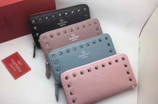 限定セール新品VALENTINO ヴァレンティノ コピー ロックスタッズ ラウンドファスナー ウォレット MW2P0645BOL 0NO 4色可選